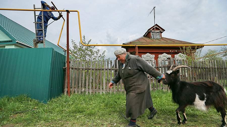 Установка газовых труб во время газификации деревенского дома в Ивановской области