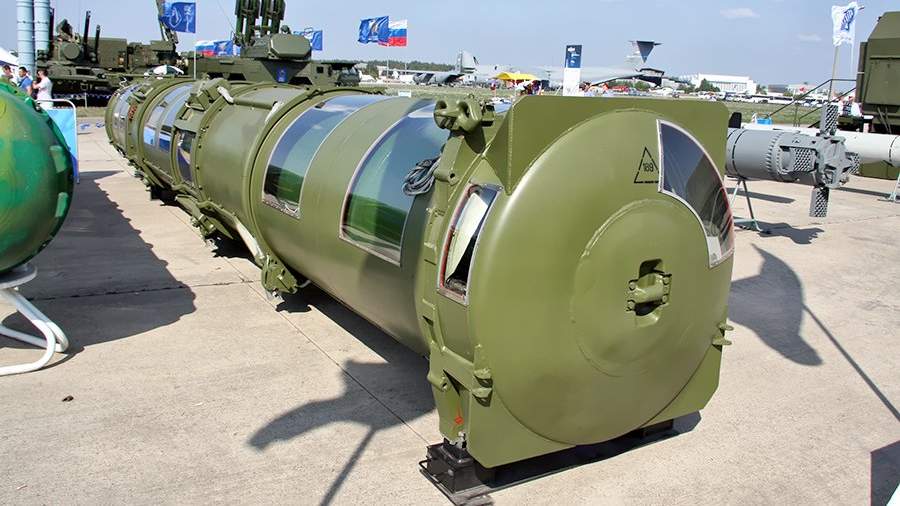 Пусковой контейнер ракеты 9М82 в экспозиции авиасалона МАКС в Жуковском