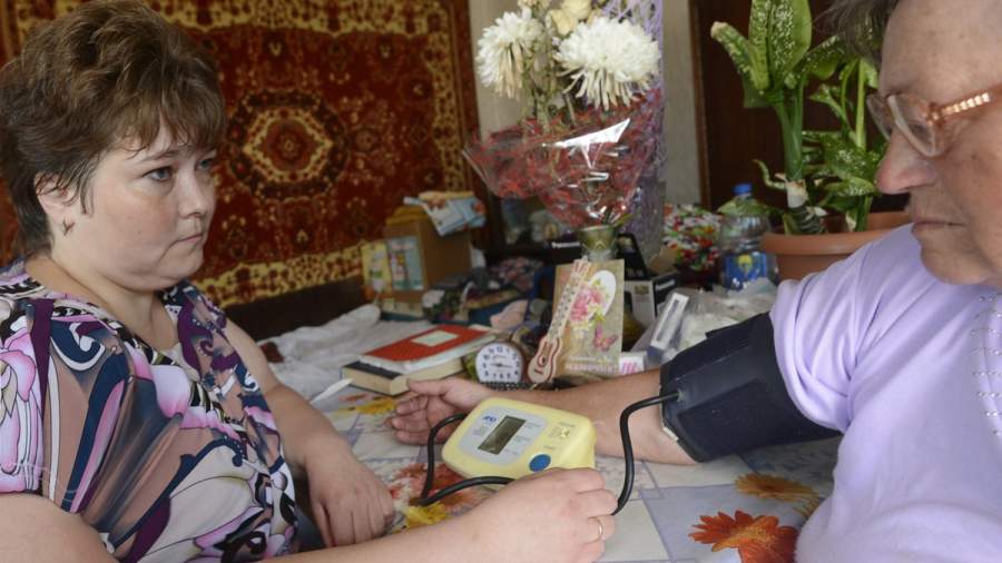 Свой визит соцработник начинает с измерения давления