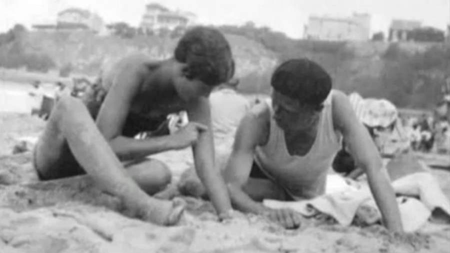 Княжна Наталья Палей на пляже Биаррица с Люсьеном Лелонгом, конец 1920-х годов