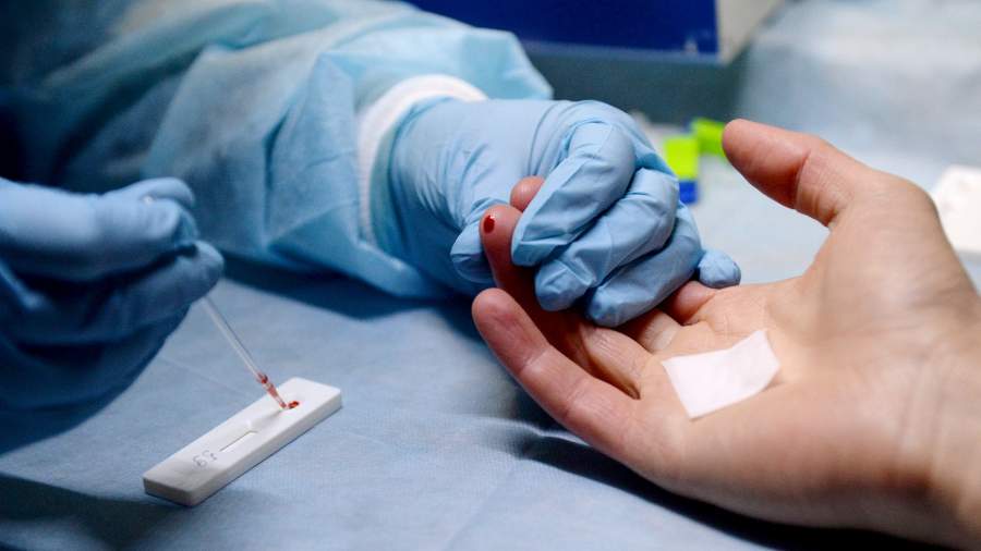 нский работник производит экспресс-анализ крови в центре профилактики и лечения ВИЧ-инфекции 