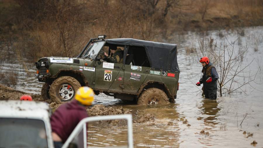 Автомобили участников во время гонки на внедорожниках