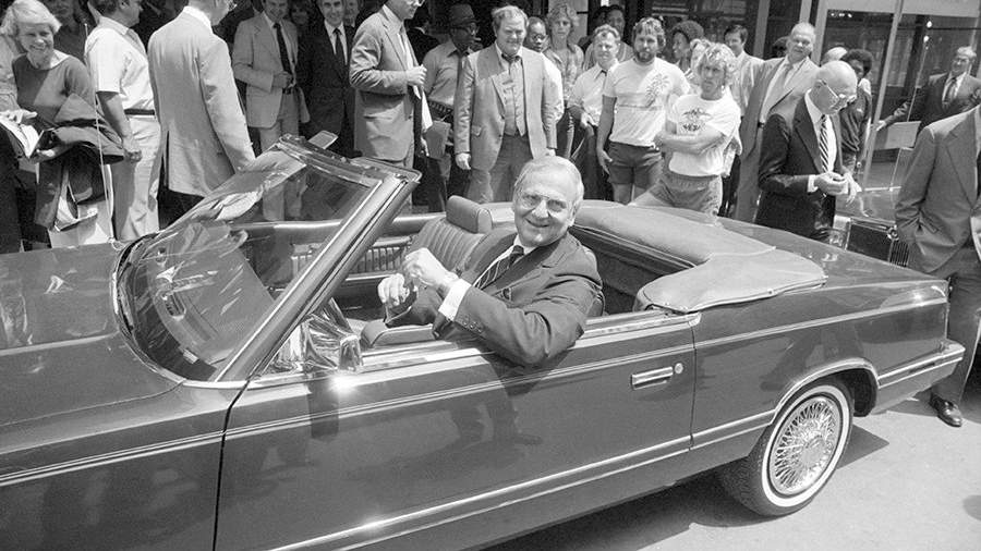 Ли Якокка за рулем автомобиля Chrysler LeBaron Convertible