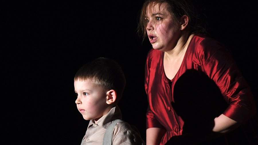 Ирина Пегова в роли Катерины Ильвовны в сцене из спектакля «Катерина Ильвовна» в театре Табакова