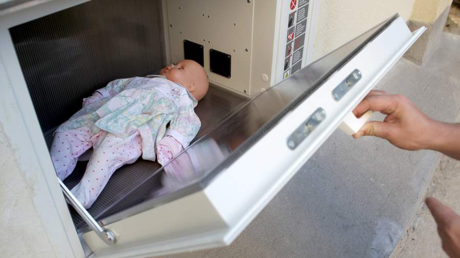 Специальный контейнер, в который женщины могут анонимно оставлять нежеланных новорожденных детей