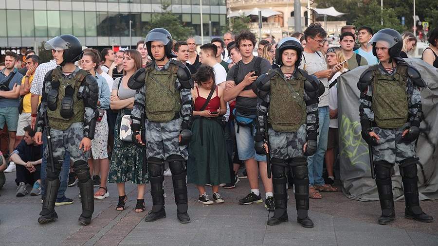 Собравшиеся на акцию протеста у здания цик требуют встречи с памфиловой