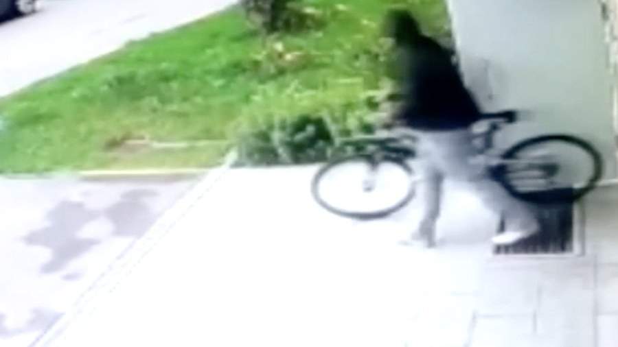 Скриншот видео МВД - подозреваемый угоняет велосипед из жилого дома