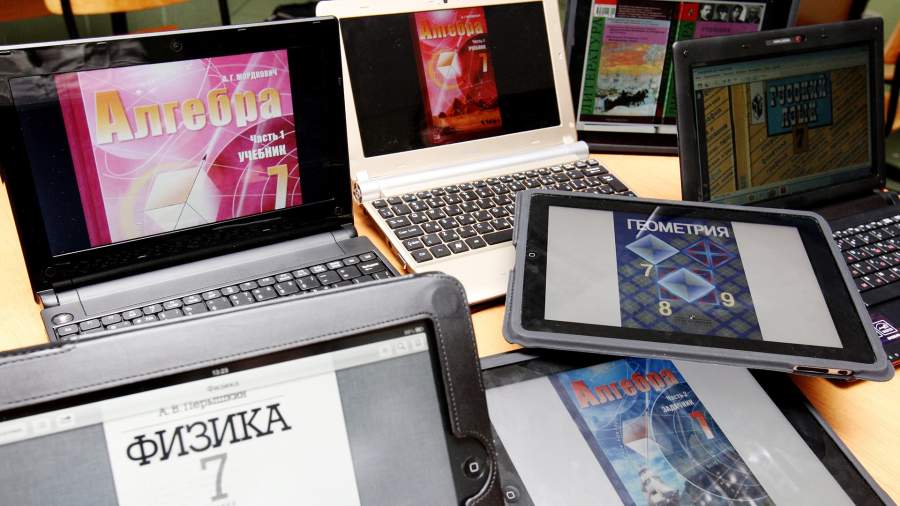 Ноутбуки и планшеты с разными электронными учебниками