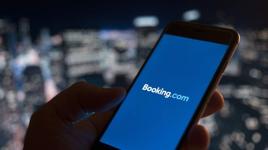 логотип booking.com на экране смартфона