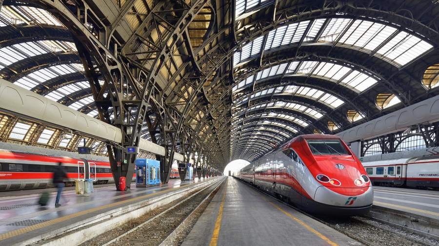 Центральный вокзал с высокоскоростными поездами в Милане