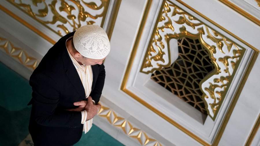 верующий в мечети