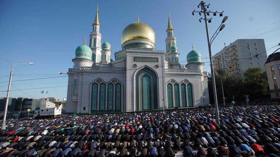 Мусульмане во время намаза в день праздника Курбан-байрам у Соборной мечети в Москве