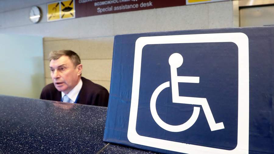 Знак «Инвалид» на стойке содействия пассажирам с ограниченными возможностями здоровья в Международном аэропорту Внуково