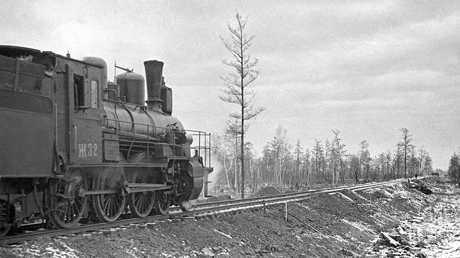 Первый паровоз идет по тайге во время строительства железной дороги Волочаевск – Комсомольск-на-Амуре. 1951 год