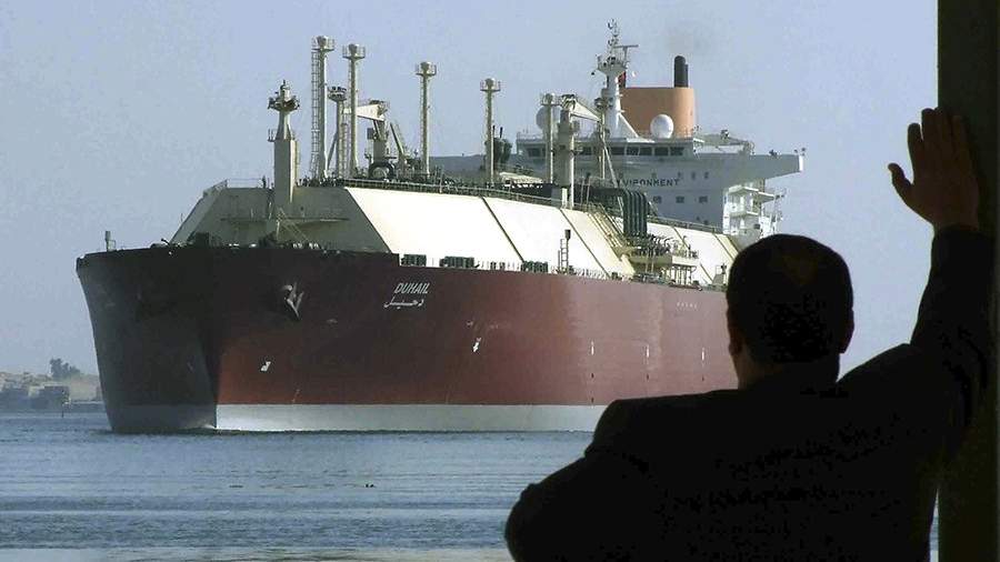 Катарский танкер-газовоз во время прохождения через Суэцкий канал