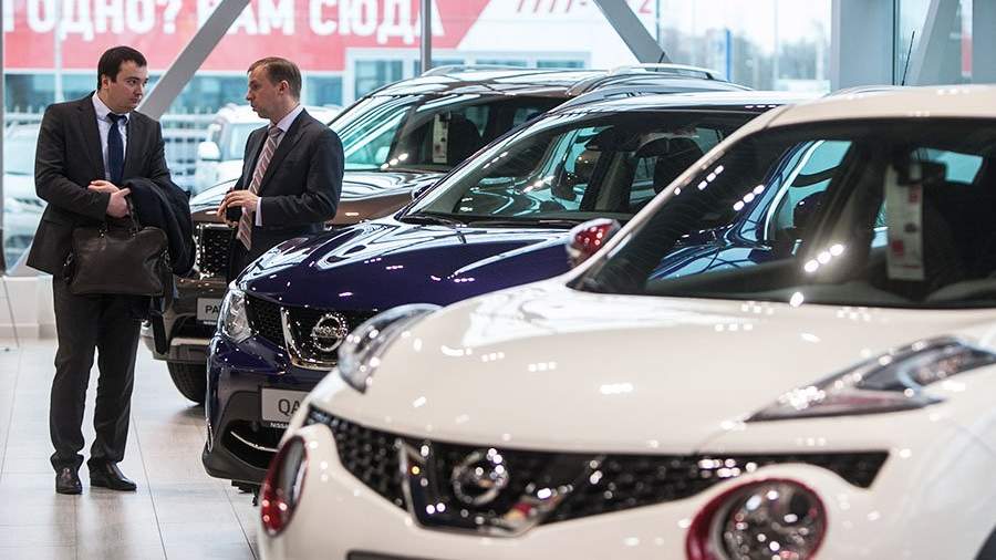Посетители в новом дилерском центре компании Nissan - автоцентре "Автопродикс Гражданский".