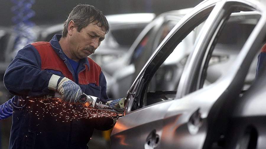 Сборка автомобиля в сварочном цехе автозавода Derways