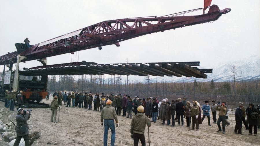 Монтеры пути бригады Ивана Варшавского, идущие с востока, укладывают последнее звено во время рабочей стыковки у разъезда Балбухта. 15 сентября 1984 года