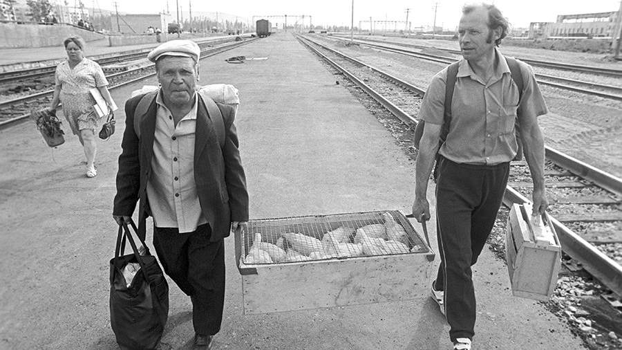 Пассажиры на станции Чара на БАМе. 1991 год