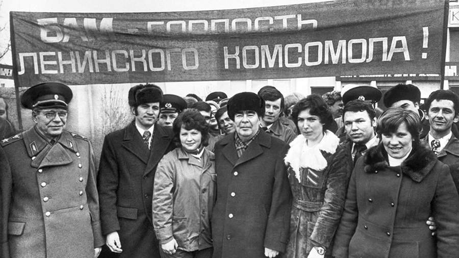 Генеральный секретарь ЦК КПСС Леонид Брежнев во время встречи со строителями Байкало-Амурской магистрали на станции Сковородино. 11 апреля 1978 года