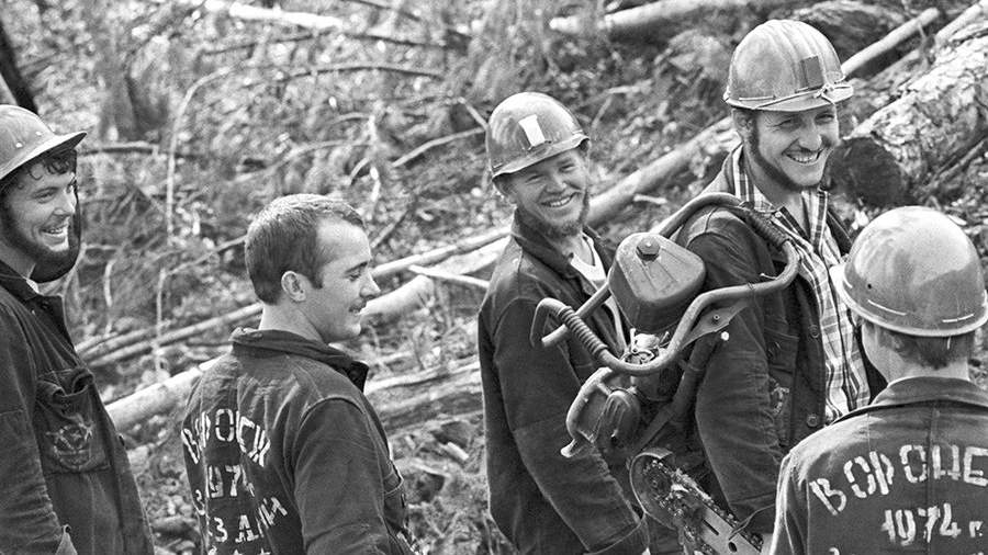 Бригада лесорубов, члены отряда имени XVII съезда ВЛКСМ, на строительстве Байкало-Амурской магистрали у поселка Звездный. 1974 год