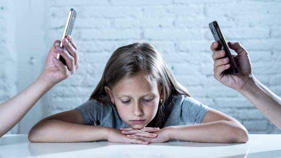 девочка грустит родители в телефонах
