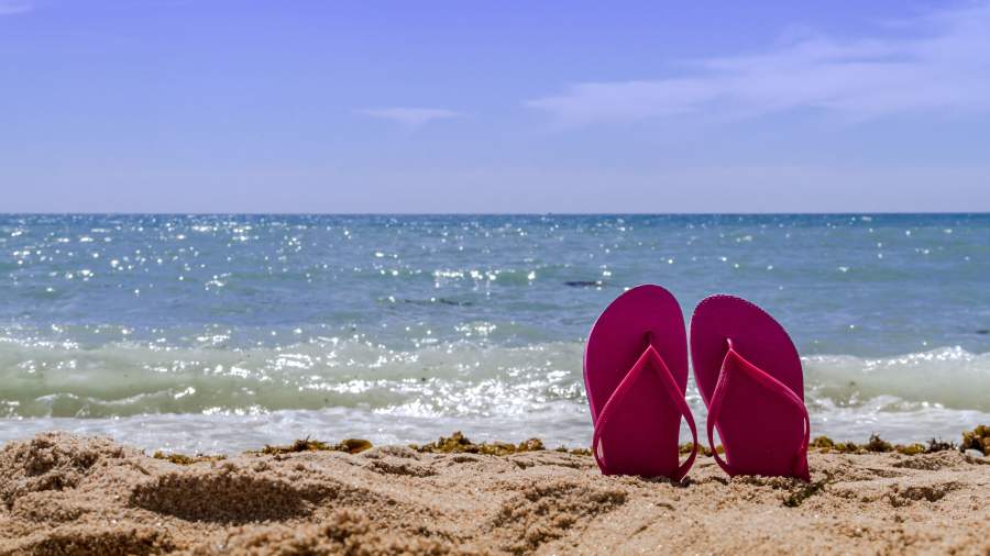 шлепки в песке