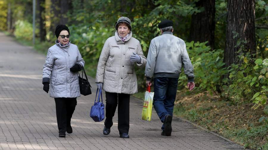 пенсионерки прогуливаются в парке