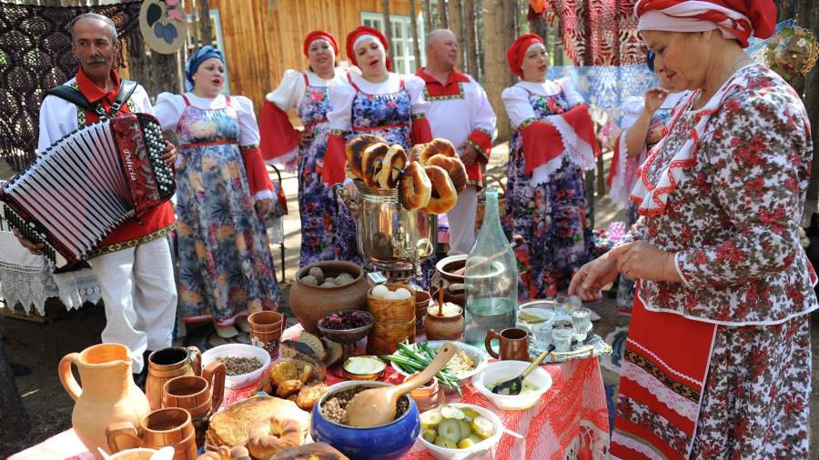 Участники фестиваля культуры семейских старообрядцев «Семейская круговая» в селе Красный Чикой Забайкальского края