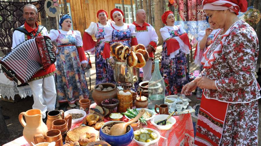 Участники фестиваля культуры семейских старообрядцев «Семейская круговая» в селе Красный Чикой Забайкальского края