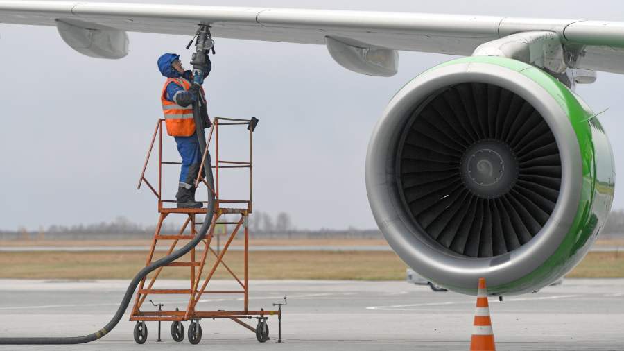Заправка топливом самолета 