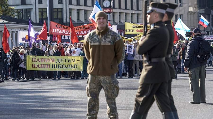 Участники марша в Риге в защиту русских школ в Латвии