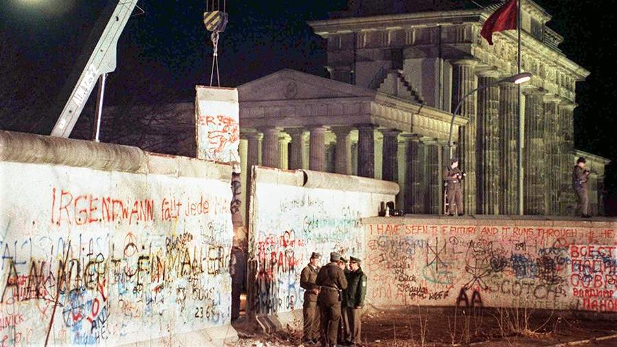 Разбор Берлинской стены у Бранденбургских ворот. 22 декабря 1989 года