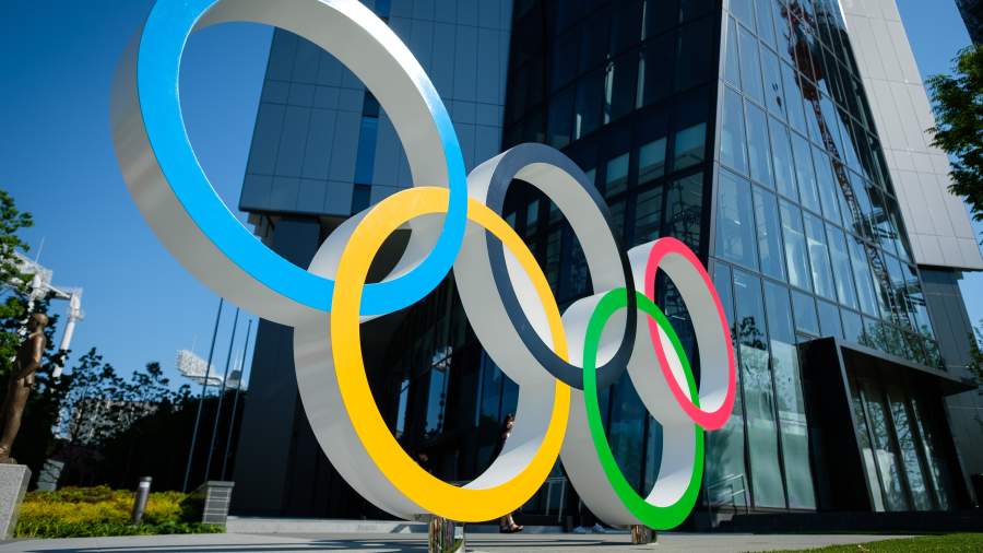 Олимпийские кольца на спортивной олимпийской площади в Японии
