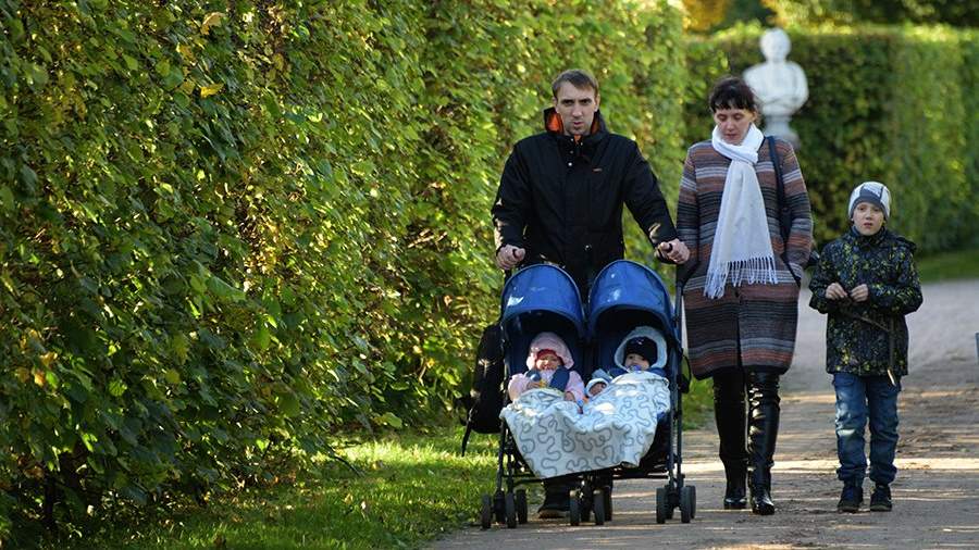 Посетители гуляют в парке усадьбы Кусково в Москве