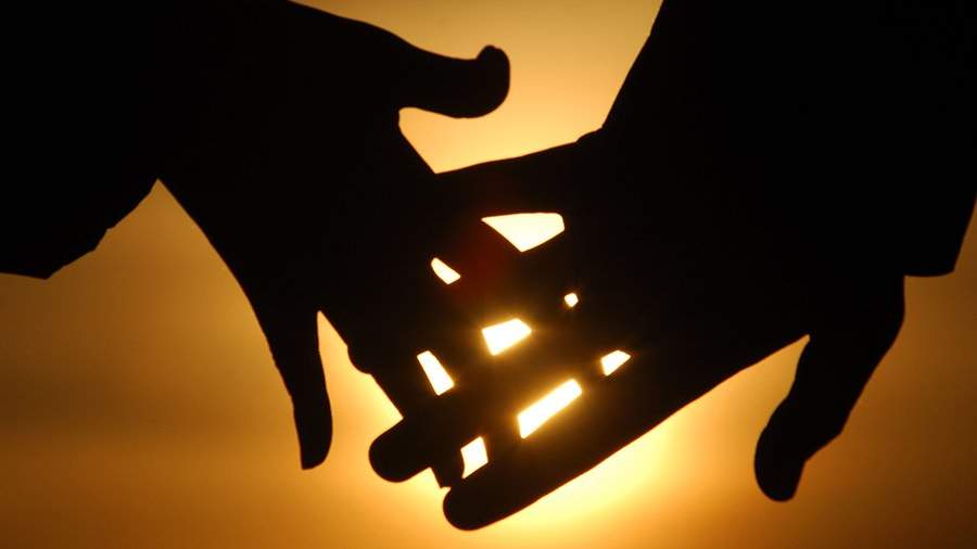 Влюбленные держатся за руки