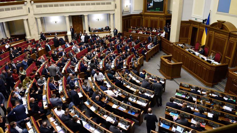 Депутаты на заседании Верховной рады Украины