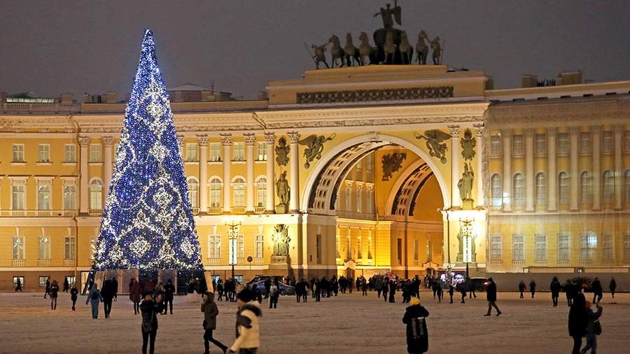 Новогодняя елка на Дворцовой площади Санкт-Петербурга