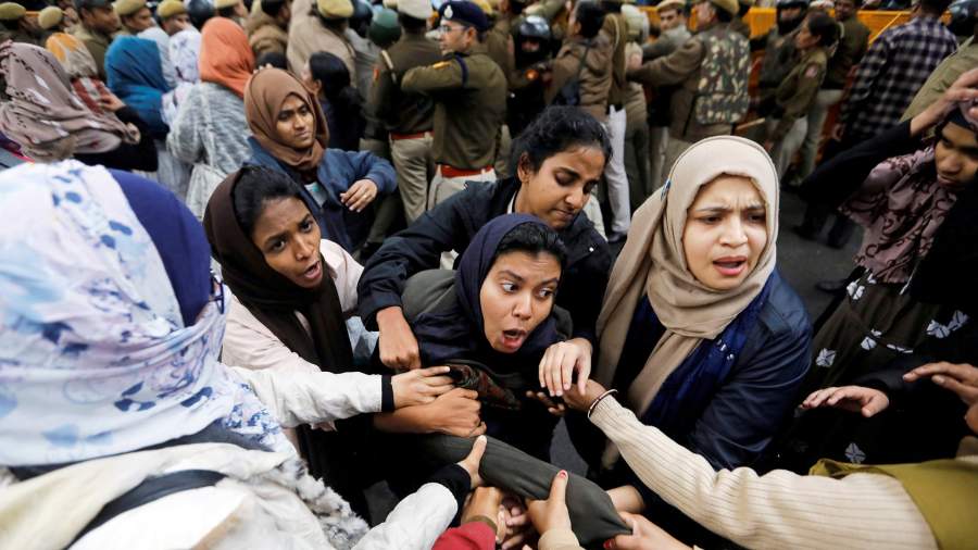 Задержание протестующих у университета Джамия Миллия Исламия