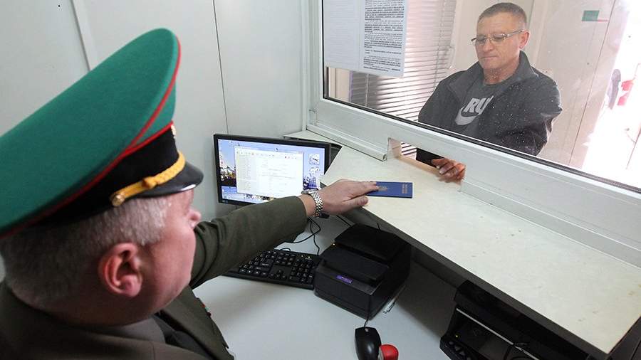 Сотрудник белорусской пограничной службы осуществляет паспортный контроль на пограничном контрольно-пропускном пункте «Козловичи» в Брестской области