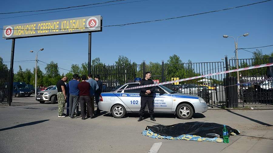 Сотрудник полиции у Хованского кладбища в Москве, где произошла массовая драка со стрельбой. 14 мая 2016 года