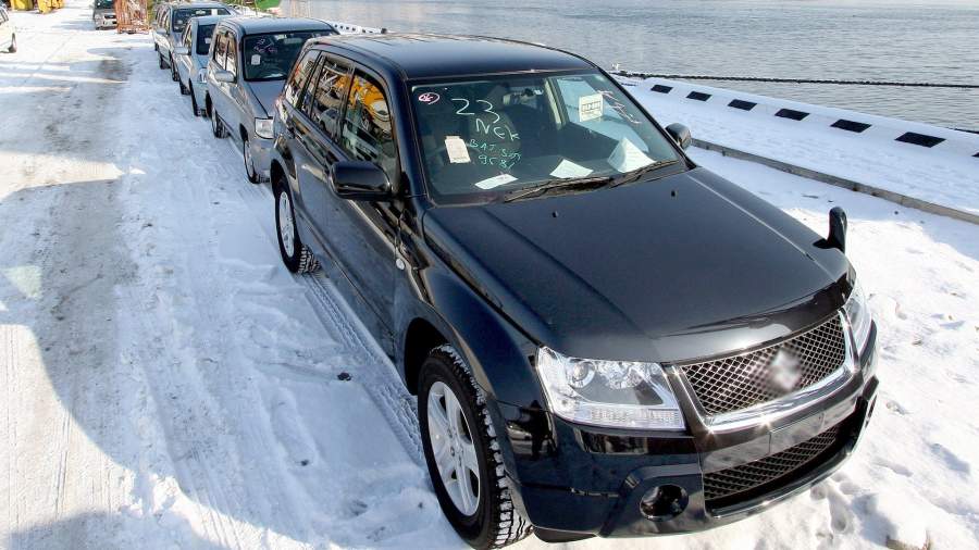 Автомобили, прибывшие на одном из судов из Японии, во Владивостокском порту