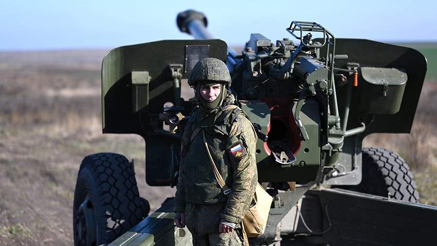 Военнослужащий 150-й мотострелковой дивизии подготавливает гаубицу 2А65 к боевым стрельбам на полигоне