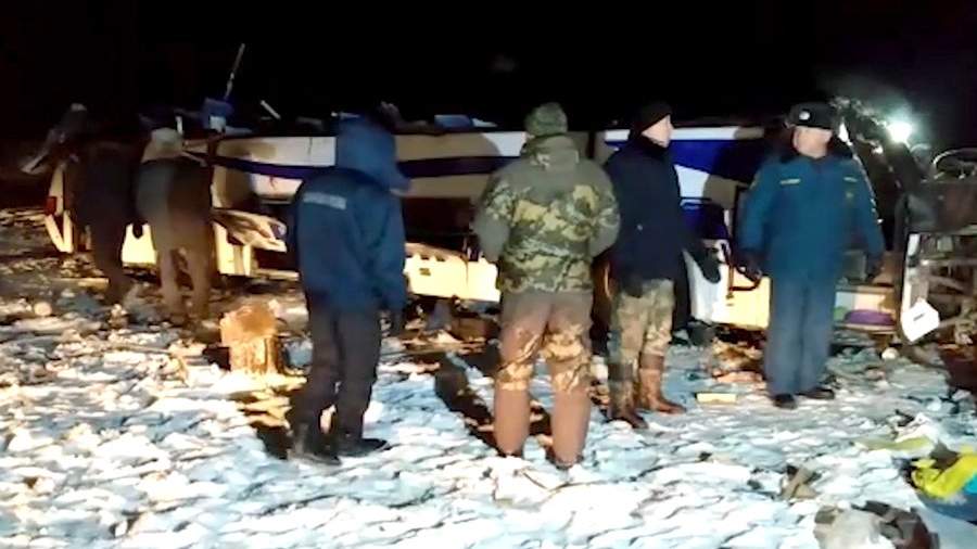 Пассажирский автобус, упавший с моста в Забайкальском крае
