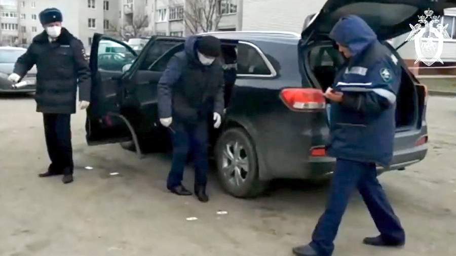 Сотрудники полиции и следственного комитета осматривают поврежденный взрывом автомобиль главы администрации Рамонского района Воронежской области Николая Фролова
