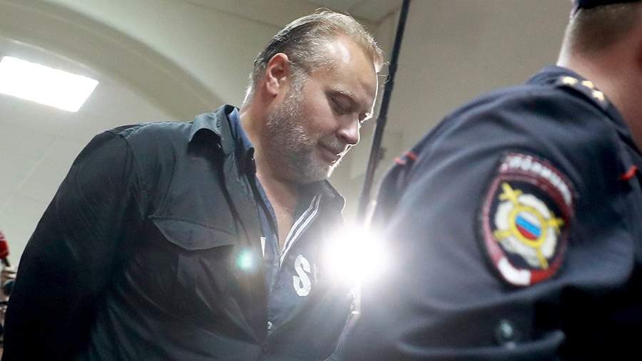 Заместитель директора Федеральной службы исполнения наказаний (ФСИН) России Олег Коршунов, обвиняемый в растрате, перед началом рассмотрения ходатайства об его аресте в Басманном суде