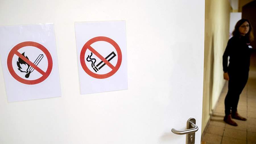 Дверь в школе с табличкой о запрете курения