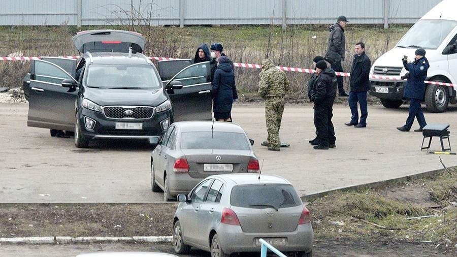 Сотрудники полиции и следственного комитета осматривают поврежденный взрывом автомобиль главы администрации Рамонского района Воронежской области Николая Фролова