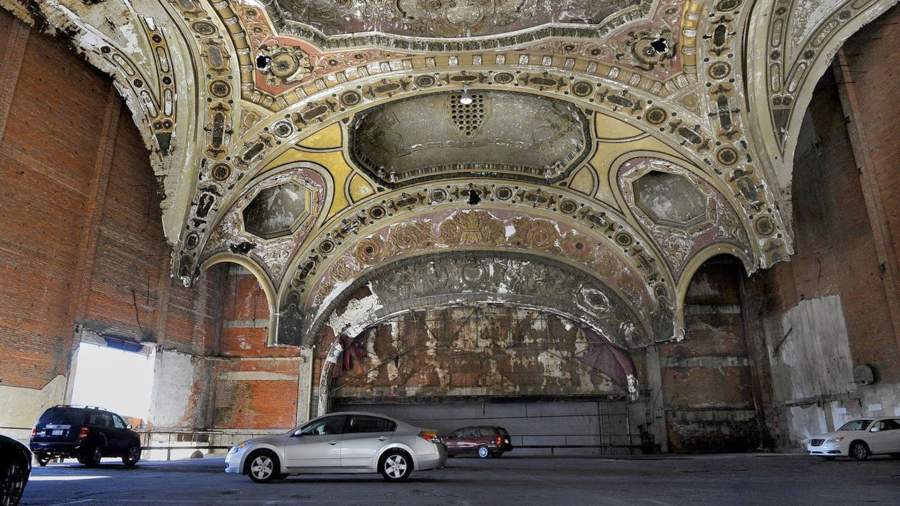 Парковка в здании бывшего Мичиганского театра, Детройт, США