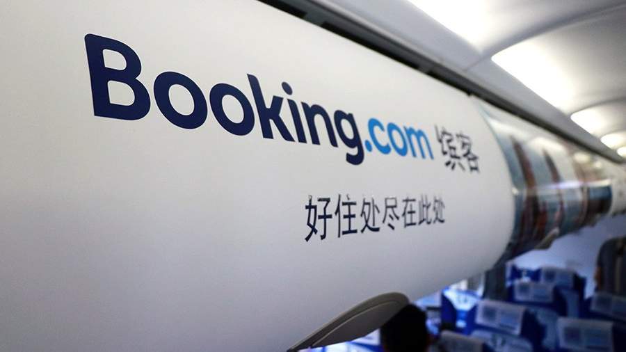 Логотип Booking.com на полке в салоне самолета